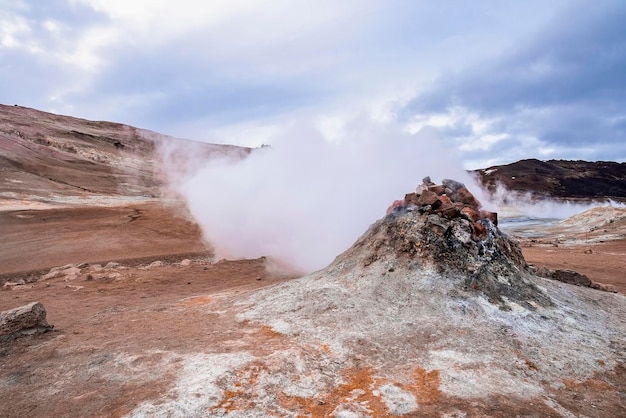 Vista de emissão de vapor da fumarola na área geotérmica de hverir em namafjall