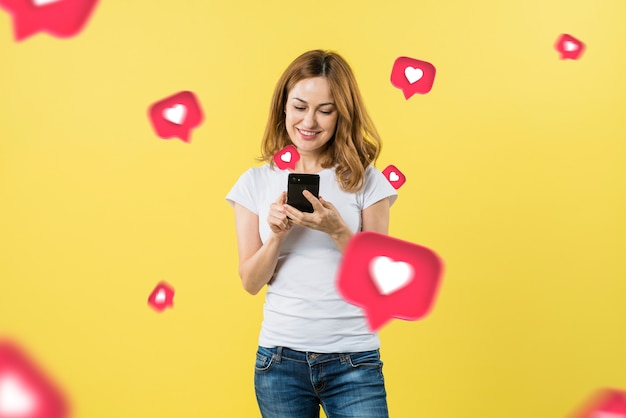 Vista de emoticons 3D saindo da tela de um dispositivo eletrônico