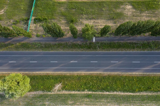 vista de estrada de asfalto de cima tiro com drone