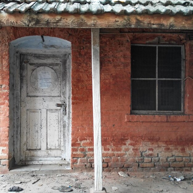 Foto vista de estrutura construída recortada com porta fechada