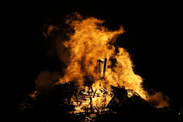 Foto vista de faíscas à noite