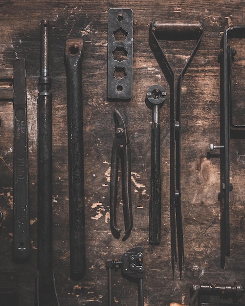 Foto vista de ferramentas de trabalho penduradas na parede de madeira