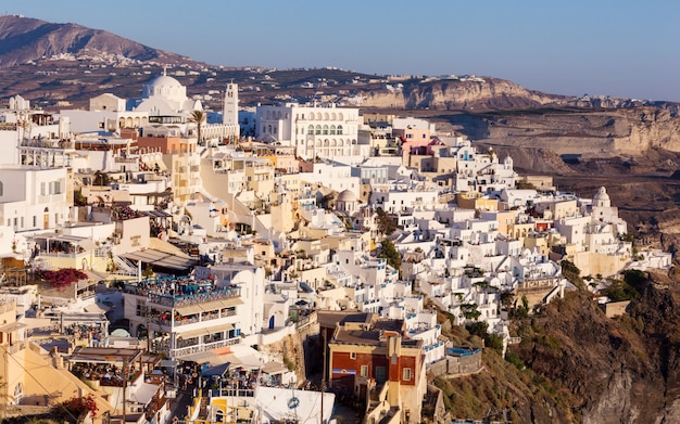 Vista de fira à noite em santorini.