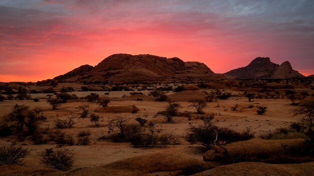 Vista de formações rochosas ao pôr do sol