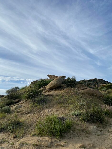 Vista de formações rochosas na paisagem contra o céu
