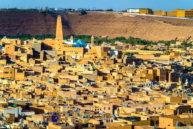 Vista de Ghardaia, uma cidade no vale de Mzab.