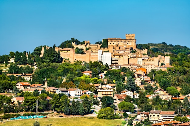 Foto vista de gradara com seu castelo em marche, itália
