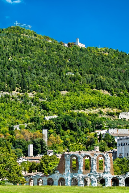 Vista de Gubbio com teatro romano e torres medievais na Umbria, Itália