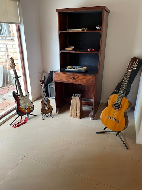 Foto vista de guitarras em casa