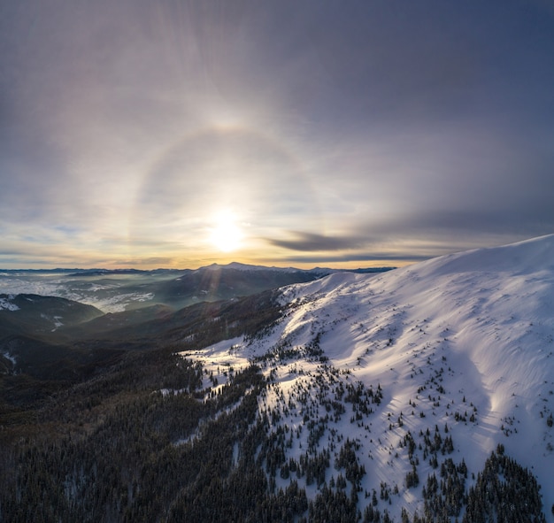 Vista de halo místico nas pistas de esqui da montanha