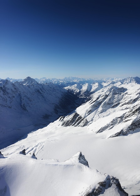 Vista de helicóptero em picos de montanha e geleira aletsch, no inverno alpes suíços