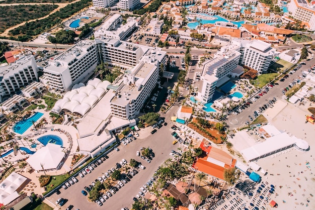 Vista de hotéis e vilas de luxo com piscina em ayia napa, chipre, tiro por drone