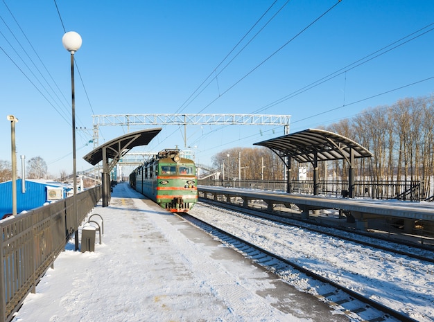 Vista de inverno da estação com a subida do trem