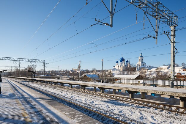 Vista de inverno da estação ferroviária na Rússia. Viagem para a Rússia