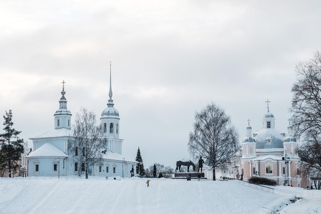 Vista de inverno do Kremlin de Vologda no início da manhã.