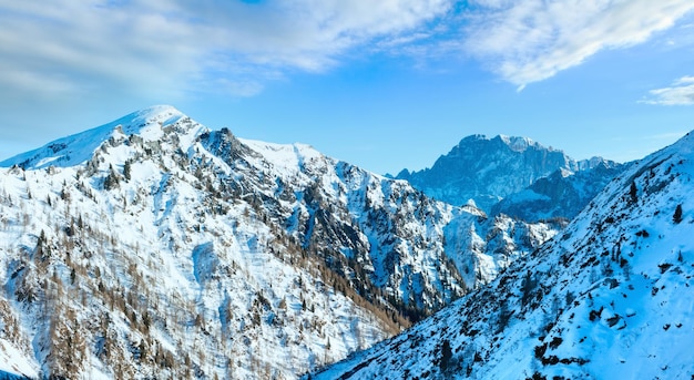 Vista de inverno na montanha Marmolada, Itália