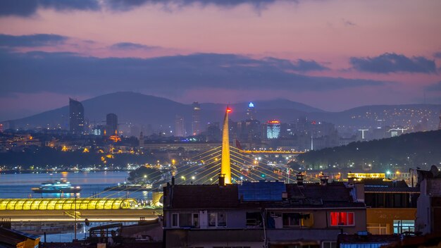 Vista de istambul à noite, iluminação múltipla, edifícios baixos e altos, estreito do bósforo com navios flutuantes, turquia