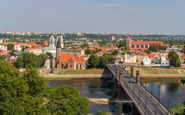 Vista de kaunas no verão na lituânia