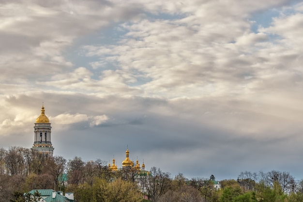 Foto vista de kiev pechersk lavra ou o mosteiro das cavernas de kiev, em kiev, ucrânia.