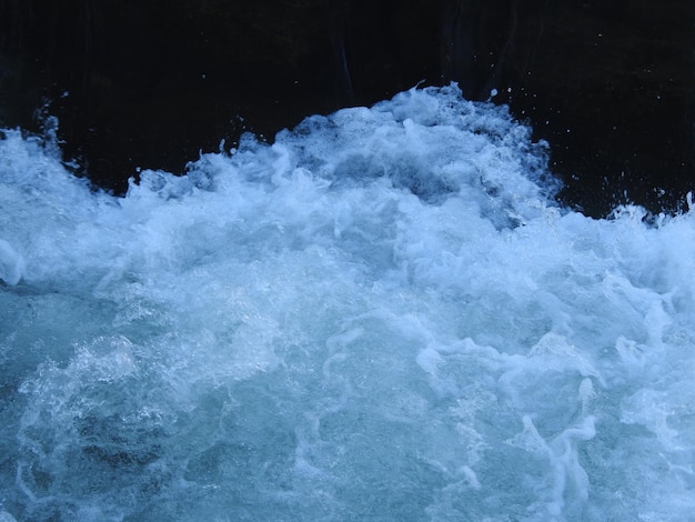 Foto vista de la corriente de un rio