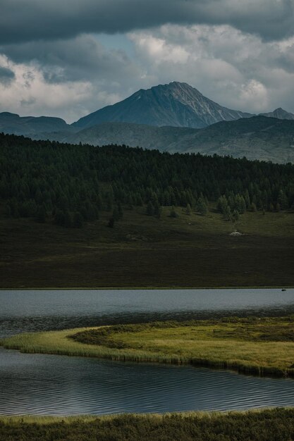 Vista de lagos de montanha na área de Ulagan da República de Altai