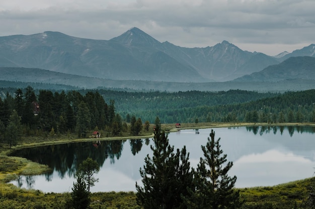 Vista de lagos de montanha na área ulagan da república de altai