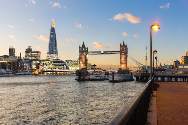 Vista de Londres ao pôr do sol com a Tower Bridge e edifícios modernos