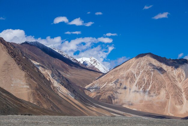 Vista de majestosas montanhas rochosas contra o céu azul e nuvens brancas na região indiana do Himalaia Ladakh Índia Natureza e conceito de viagem