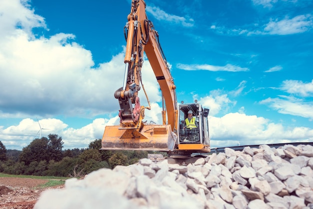 Vista de máquinas no canteiro de obras contra o céu