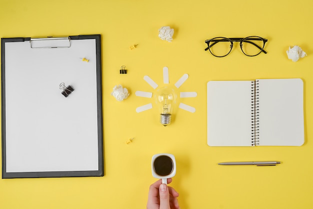 Foto vista de mesa plana de brainstorming leigos plana.