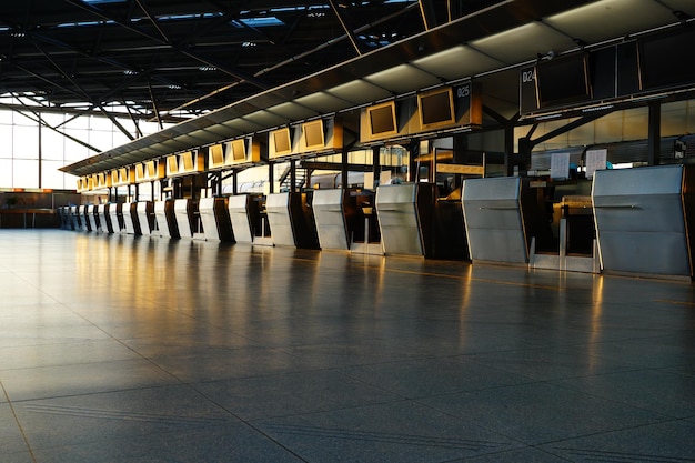 Foto vista de mesas vazias no aeroporto