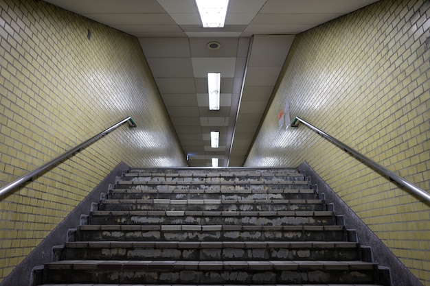 Vista, de, metrô, sob, chão, escadas, passagem, maneira