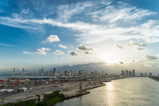 Vista de miami à noite do voo de um pássaro. eua