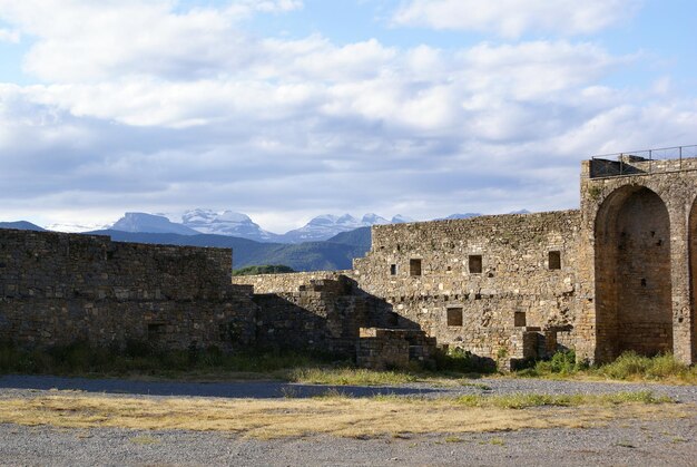 Foto vista de montaña, construcción mittelalterlich de piedra, fortaleza en el castillo de ainsa, muralla