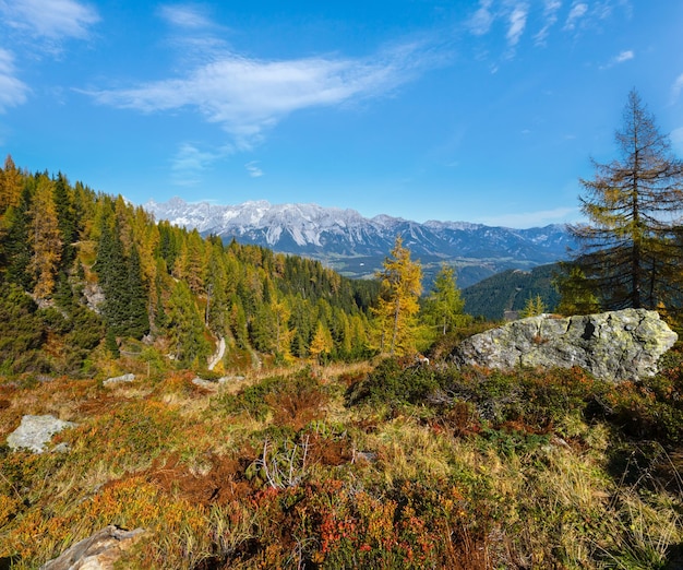 Vista de montanha pacífica dos Alpes do outono Reiteralm Steiermark Áustria
