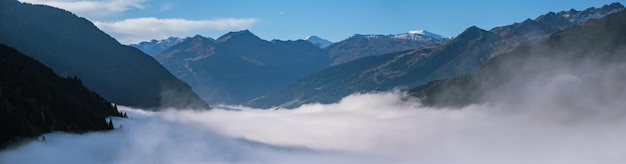 Vista de montanha pacífica e enevoada da manhã de outono do caminho de caminhada perto de Dorfgastein Áustria