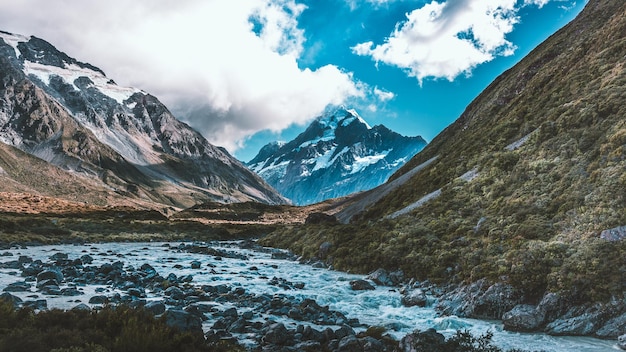 Vista de montanhas cobertas de neve contra o céu