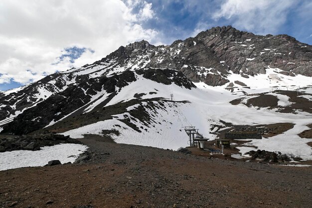 Foto vista de montanhas na cordilheira dos andes perto de portillo no verão