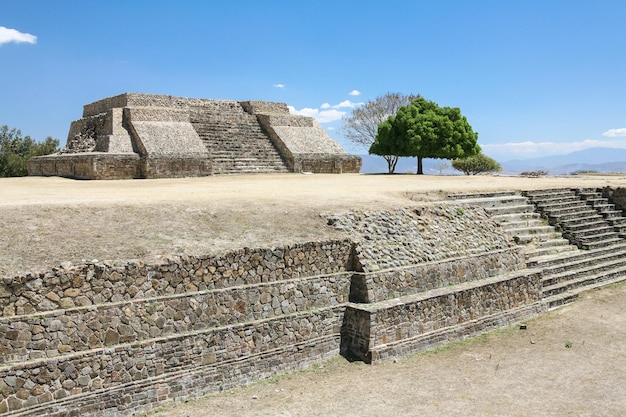 Vista de monte alban um grande sítio arqueológico pré-colombiano santa cruz xoxocotlan município oaxaca estado méxico