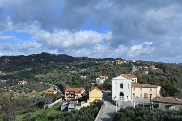 Vista de Montesarchio, uma pequena cidade na província de Benevento, Itália