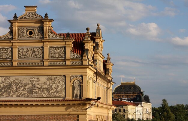 Vista de monumentos do rio em Praga