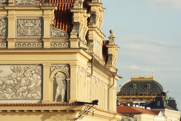 Vista de monumentos do rio em Praga