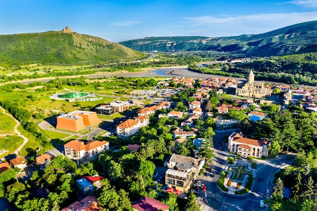 Vista de Mtskheta com a Catedral Svetitskhoveli e o Mosteiro Jvari, Geórgia