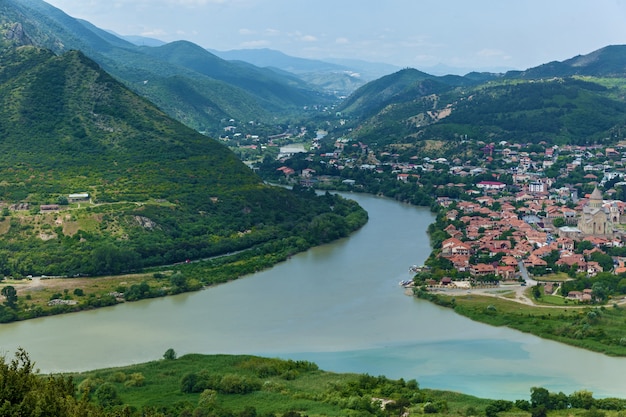 Vista de mtskheta e a confluência de dois rios do mosteiro jvari, geórgia