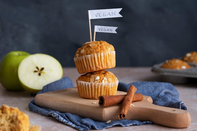 Foto vista de muffins assados feitos por padaria vegana