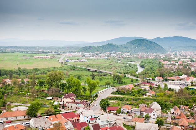 Vista de mukachevo, cidade localizada no oblast de zakarpattia (província), no sudoeste da ucrânia