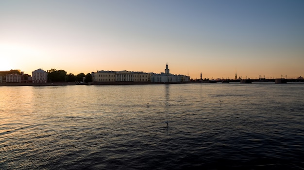 Vista de Neva, Museu Kuntskamera, Ponte do Palácio. Noite clara