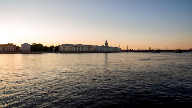 Vista de Neva no Museu Kuntskamera, Palace Bridge, noite branca em São Petersburgo