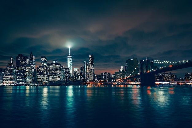 Vista de Nova York com a ponte de Brooklyn à noite, EUA.