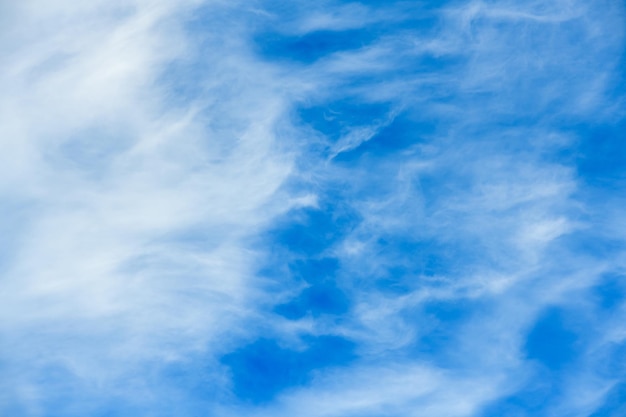 Vista de nuvens cirrus no céu azul vista de baixo